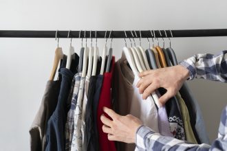 Jak stylizować damską koszulkę polo